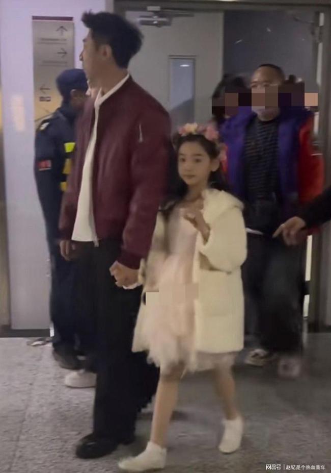 张维伊带小酒窝录制新春节目 父女情深感动网友