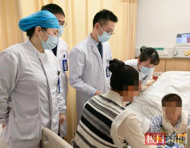 大夫告捷支援2岁小童断指 显微镜下精采手术创造古迹