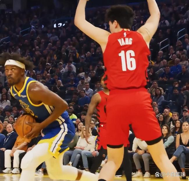 杨瀚森3分2板拼尽全力 名嘴:队友太独了,期待合适球队