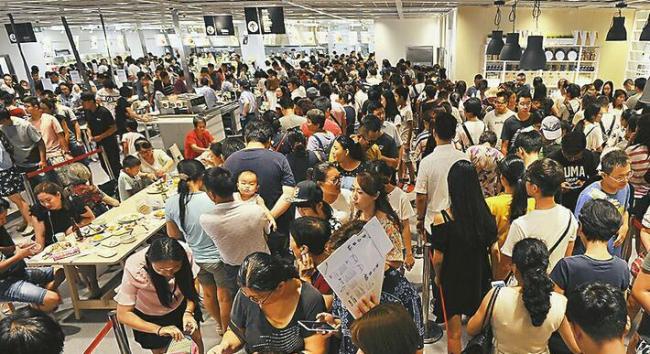 宜家闭店打折首日有人提前3小时排队 告别城市记忆