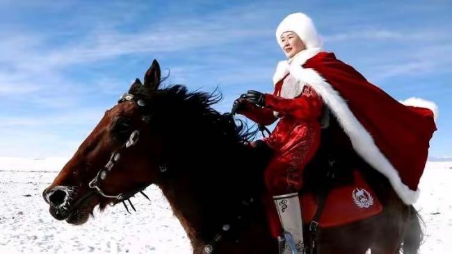 官方确认“网红干部”贺娇龙坠马离世 实为误传引发关注