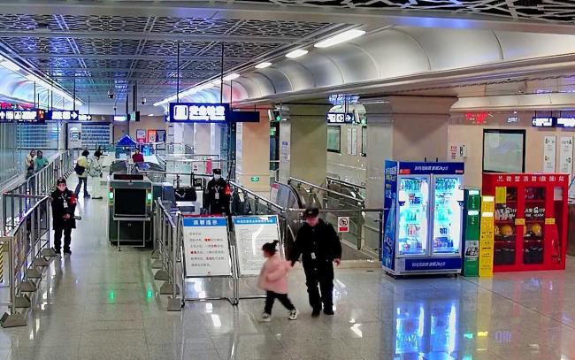 母亲突发不适4岁女儿求助 冷静应对获赞