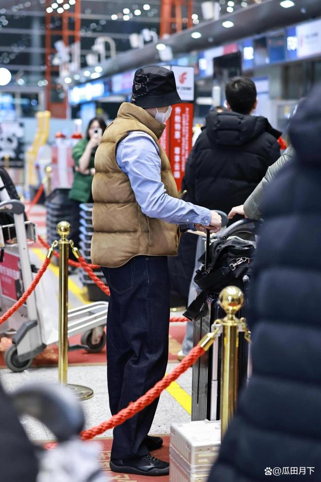 马龙到达米兰 帅气『穿搭』引关注