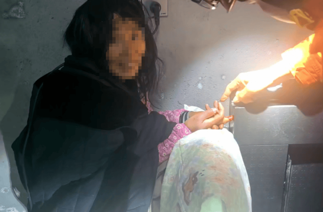 茕居聋哑老东谈主2天未关灯 邻居翻墙稽察