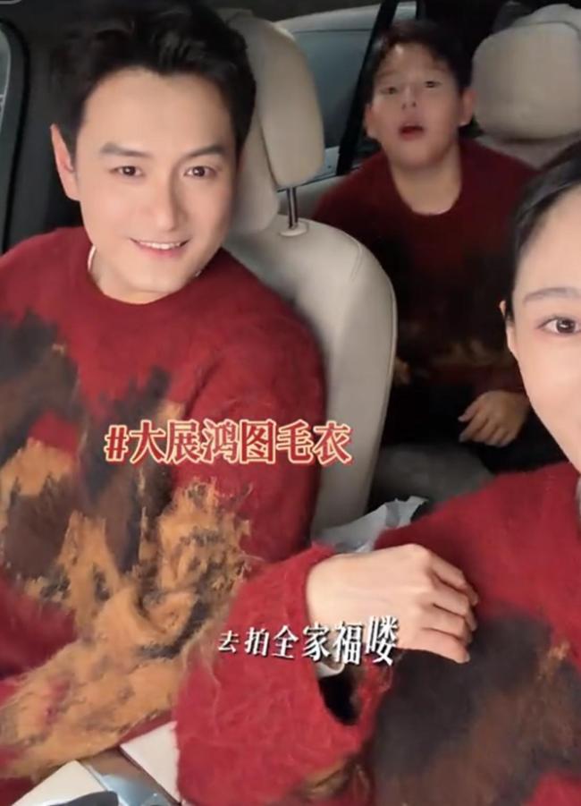 王媛可晒全家福，老公王雨终于露脸，俩犬子长雷同，一家颜值爆表 低调相伴13年