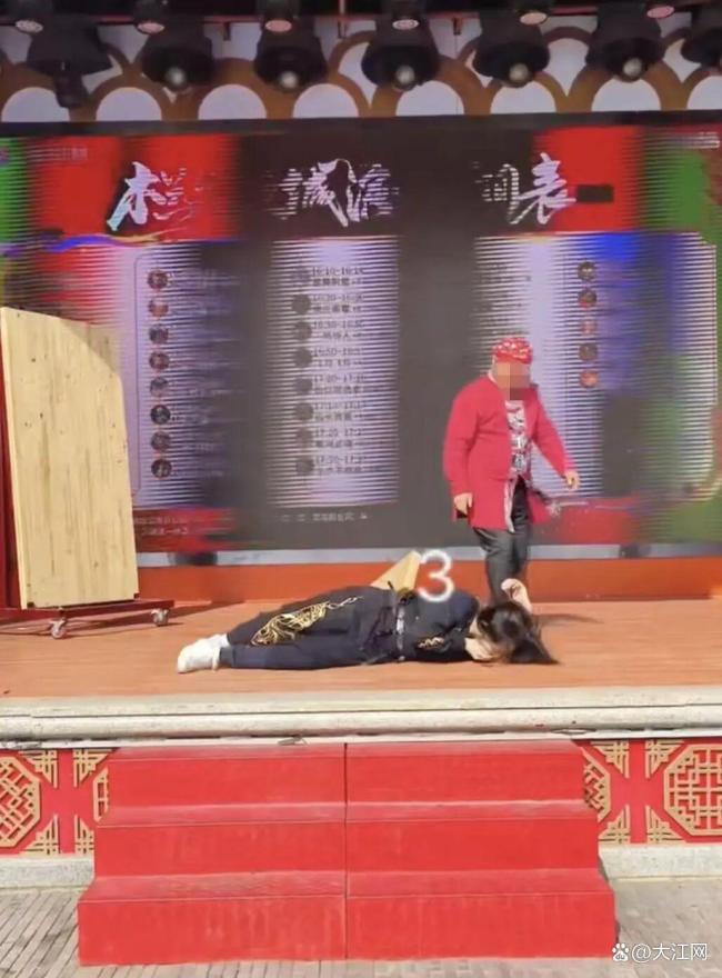 武汉木兰不夜城飞刀表演失误 视频曝光引关注