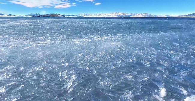 赛里木湖冰推遇落日好壮观 浮光跃金奇景