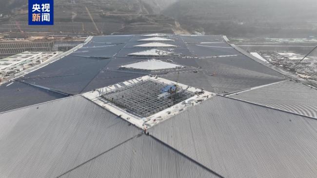 西安东站金属屋面顺利封顶