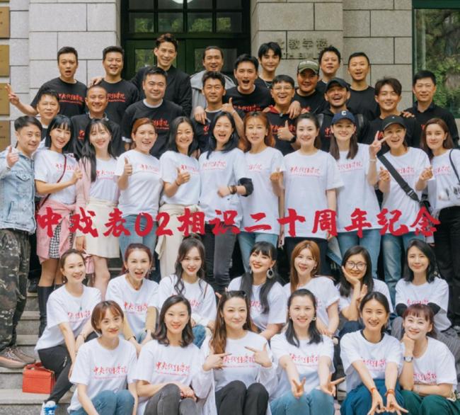 王媛可晒全家福，老公王雨终于露脸，俩犬子长雷同，一家颜值爆表 低调相伴13年