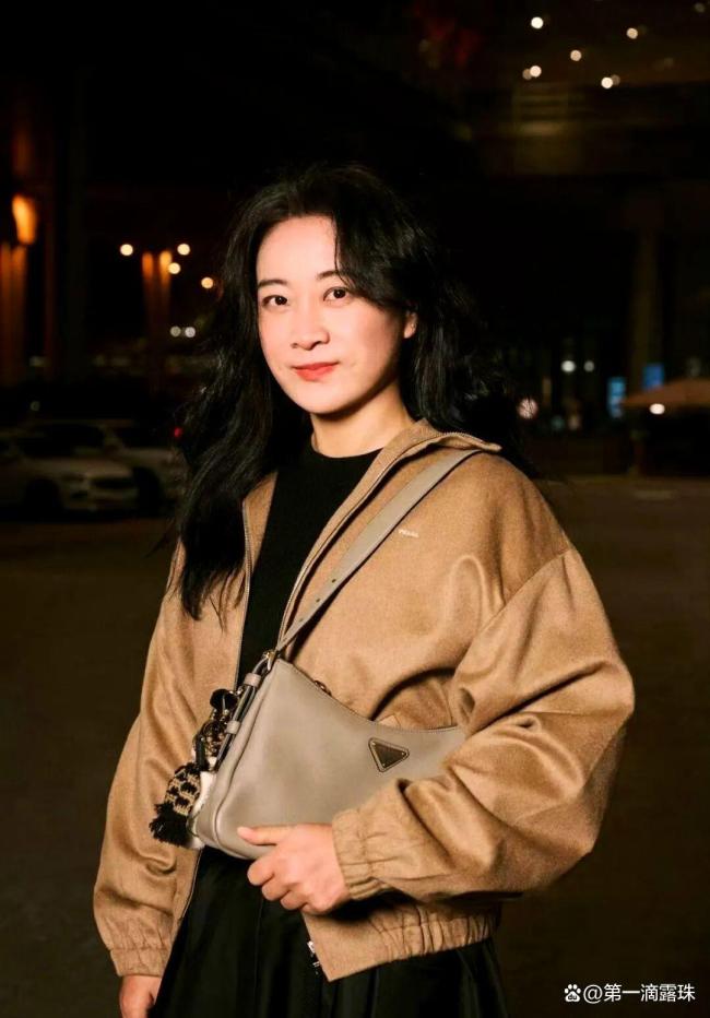 贾玲亮相米兰『时装周』机场路透 健康瘦身气场全开