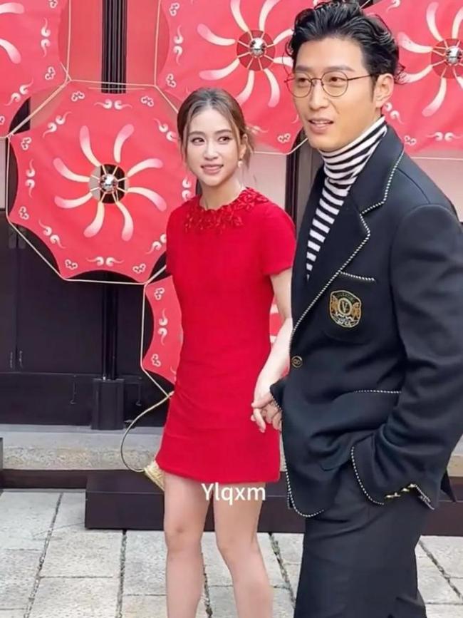 窦骁何超莲牵手聊天 甜密互动尽显恩爱