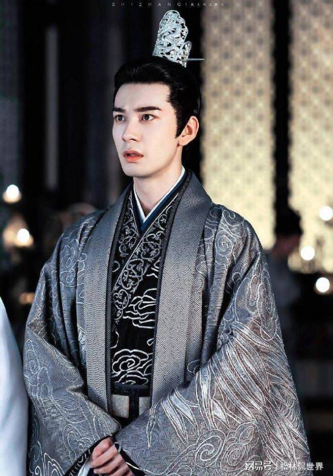 陈星旭老钱味 荧幕男神低调现身机场