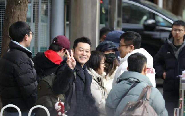 马年春晚第1次联排恰逢北京第一场雪 明星齐聚添喜气