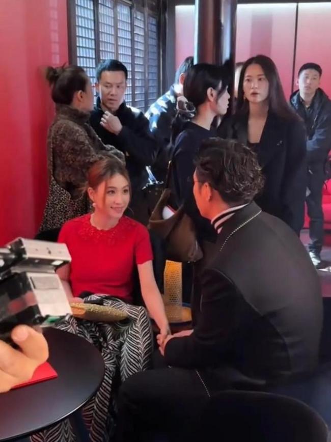 窦骁何超莲牵手聊天 甜密互动尽显恩爱