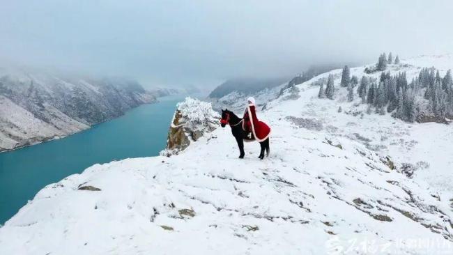 贺娇龙今日安葬 昭苏大雪纷飞 民众自发送别