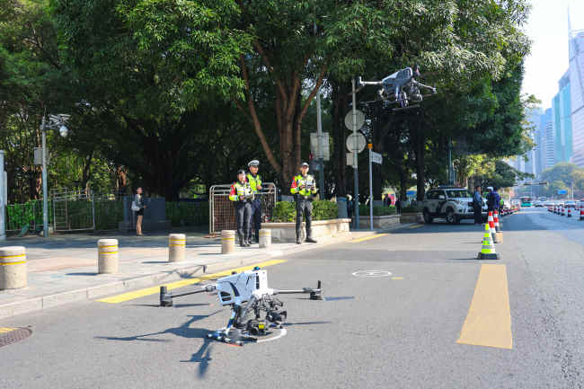 深圳百架无人机严查电动自行车违法 空中巡查提升道路安全