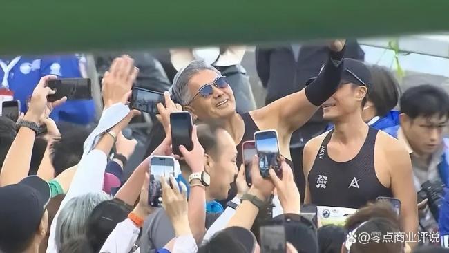 霍启刚记录郭晶晶冲线瞬间 名人风采闪耀马拉松