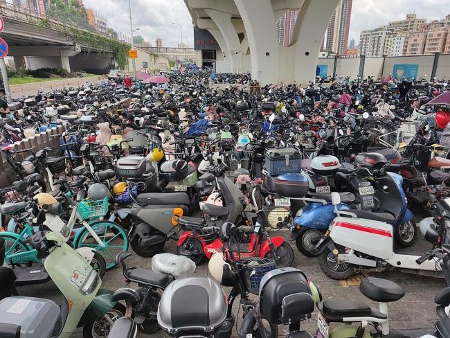 电动车停满人行道 把人逼到路上