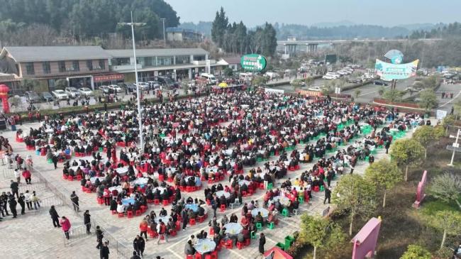 村落免费年猪宴每天400桌 有东谈主5点来