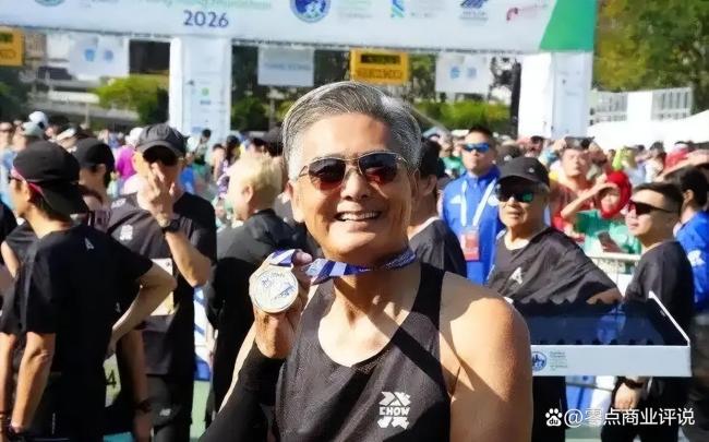 霍启刚记录郭晶晶冲线瞬间 名人风采闪耀马拉松