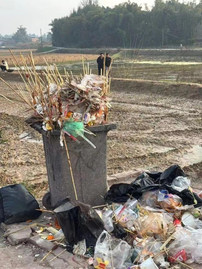 刨猪汤出圈后重庆庆福村仍有主播驻留 热闹延续