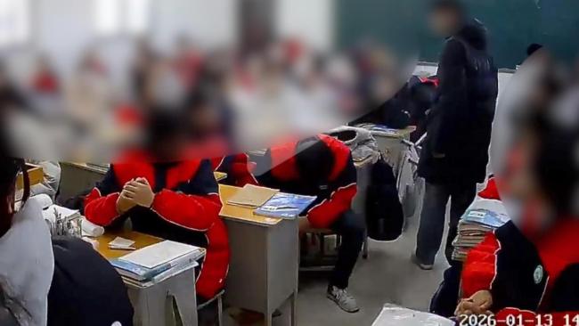 学生教室内用板凳挫折同学后脑 视频激勉集聚眷注