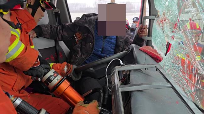 雪天3车连撞1人被困消防救援 寒潮致路面结冰