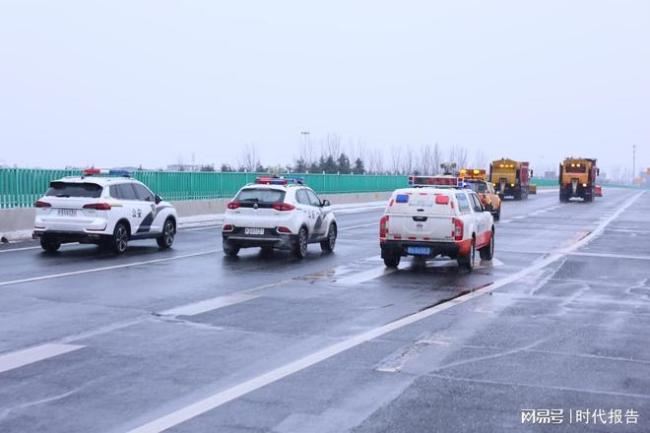 河南高速交警警车带路雪中护航 路警联动保吉祥