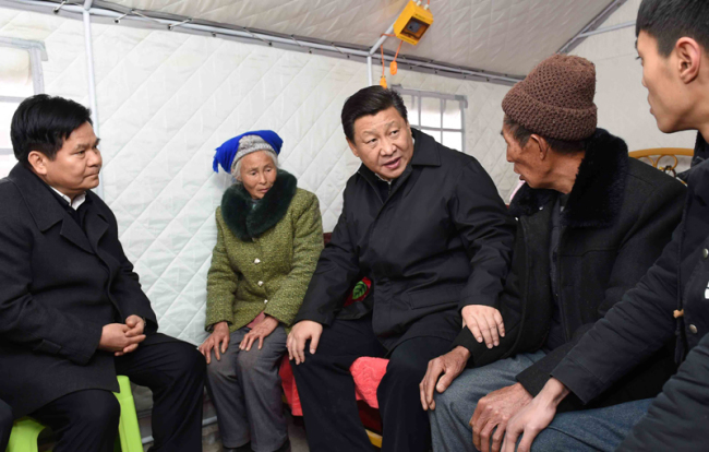 2015年1月19日，习近平总文书来到云南鲁甸县小寨镇甘家寨红旗社区过渡安置点，造访受灾群众甘正芬和她的老伴儿邹体富。