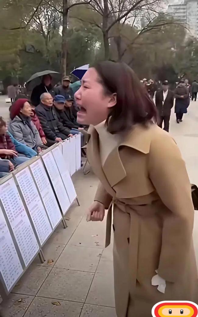 相亲角38岁未婚女绝望咆哮:年收入50万,想找门当户对太难了