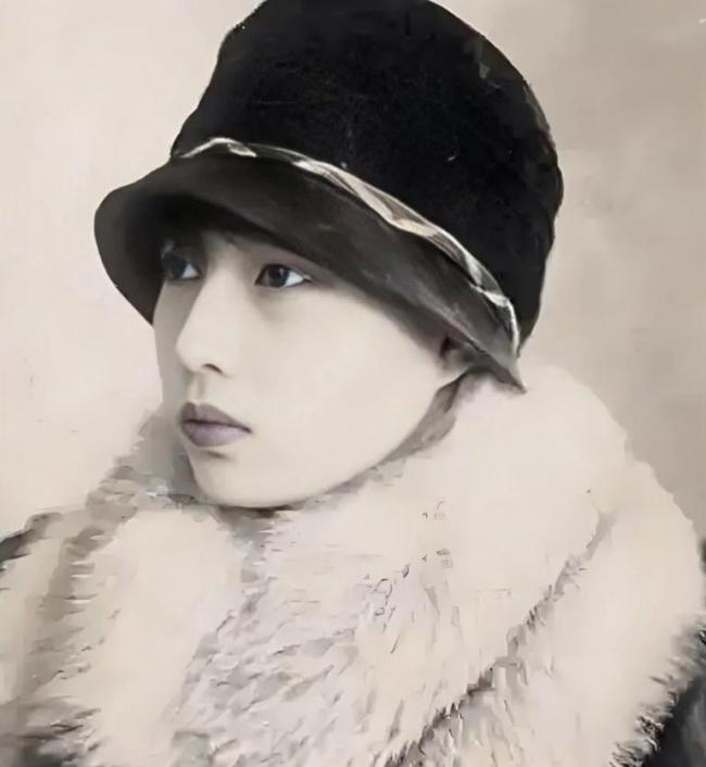 孟小冬究竟有多漂亮？一嫁梅兰芳二嫁杜月笙，美得让人移不开眼！ 舞台与情感的传奇一生