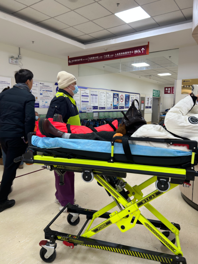 南京一病院接诊20余名雪天摔伤病东说念主 落魄班受伤引工伤疑虑