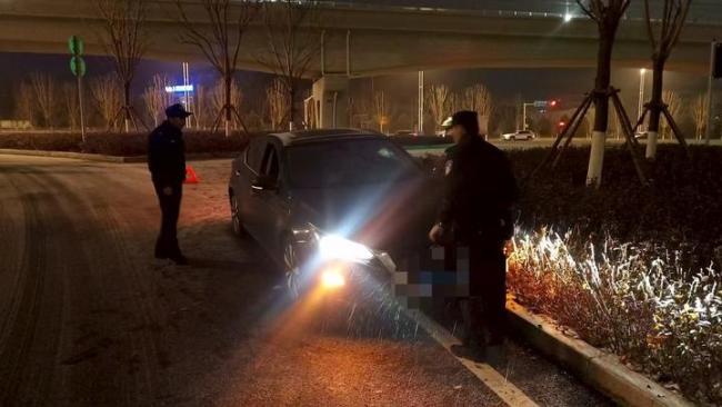 雪天车辆打滑蹿进绿化带