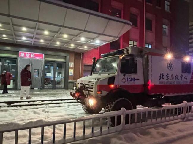 北京120市区两级应急联动，深夜暴雪救援高坠伤员