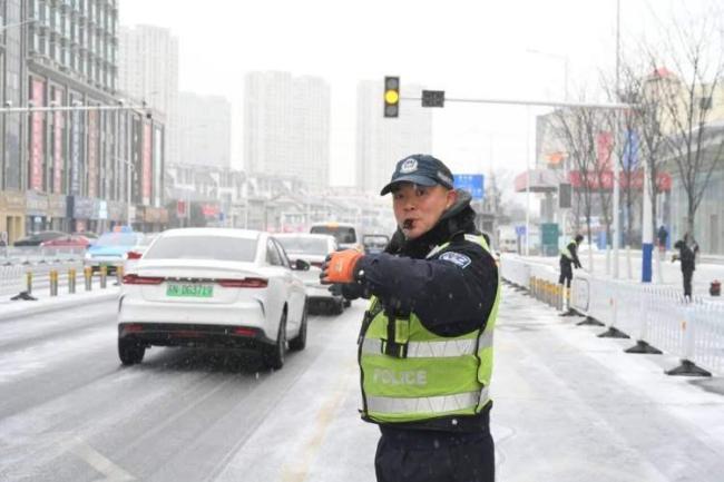 江苏宿迁最好意思“雪警”护祯祥 风雪中的仁爱看守