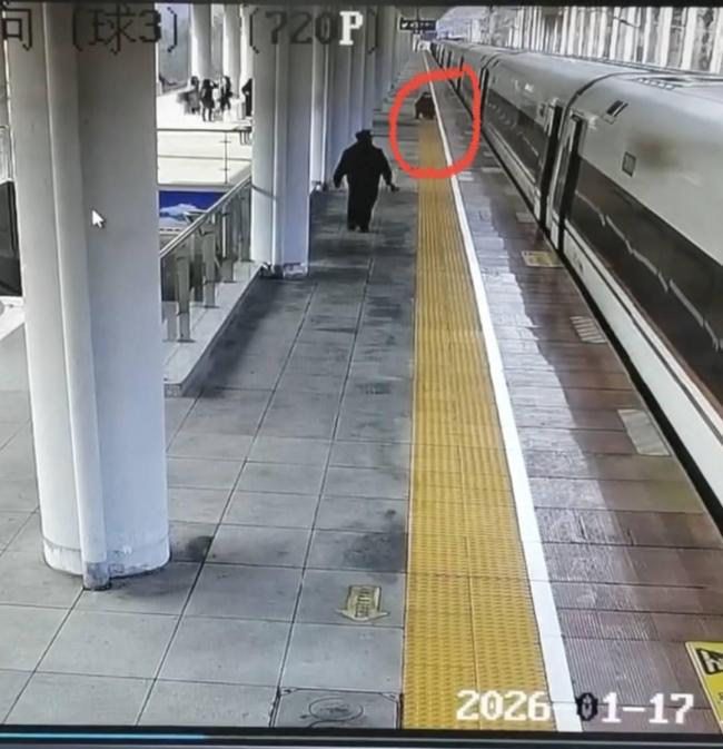 列车即将关门幼童跑出车厢