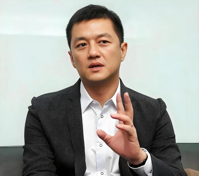 李亚鹏现身嫣然病院 婉拒采访 公益与生意的碰撞