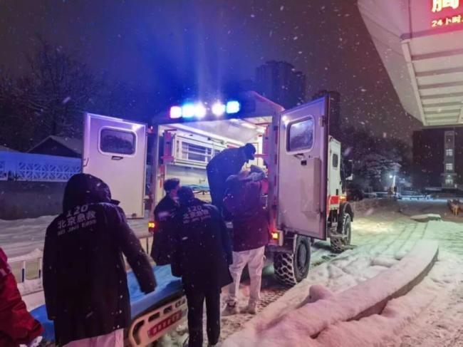 北京120市区两级应急联动，深夜暴雪救援高坠伤员 风雪中的生命守护者