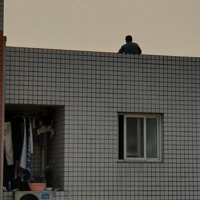 丈夫要轻生 妻子哭着报警求助