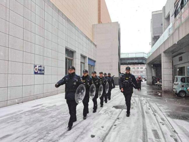 江苏宿迁最好意思“雪警”护祯祥 风雪中的仁爱看守