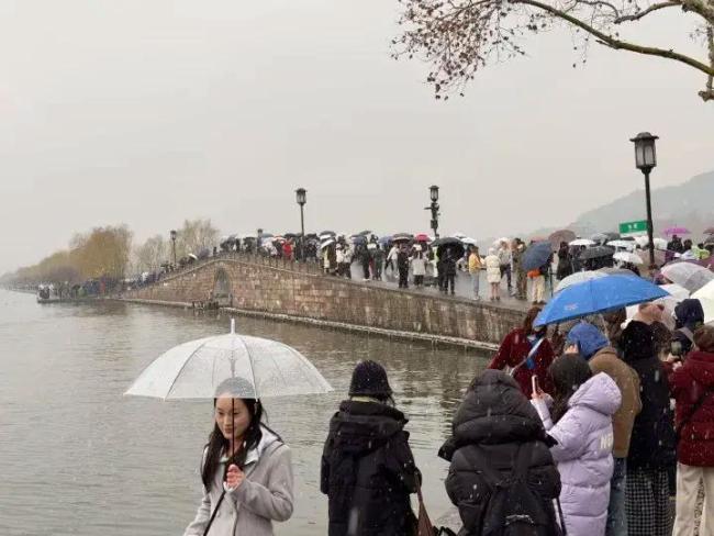西湖断桥上全是拍雪的人 雪中西湖美不胜收