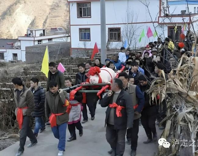 “杀年猪”为何能让全网提前过年 乡土仪式唤醒真实联结