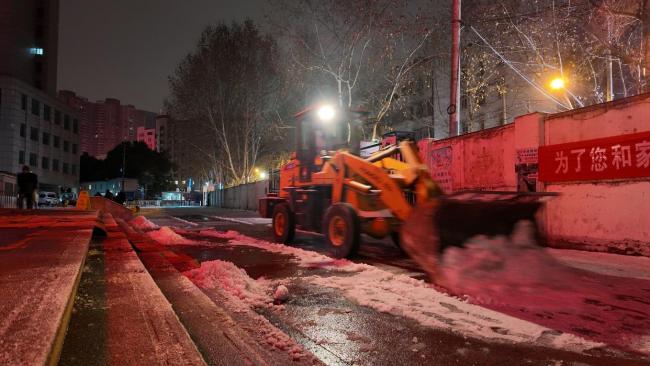 武汉儿童医院两院区凌晨除雪 保障就医安全