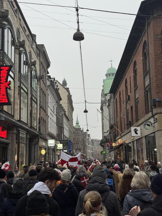 格陵兰岛抗议者戴让美国走开红帽示威 反对特朗普接管计划