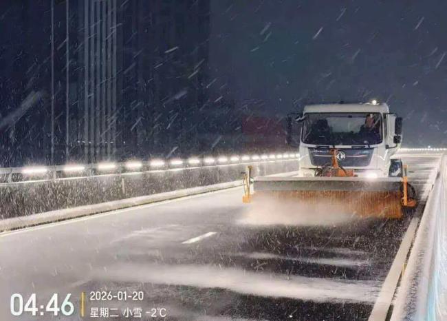 道路结冰车辆打滑开了5分钟还在原地