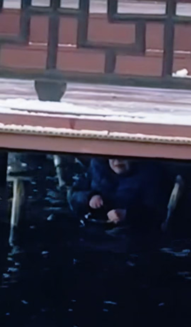 两名民警在-5℃低温下跳湖救东说念主