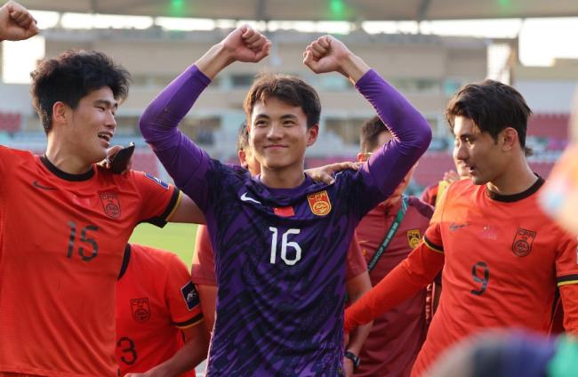 门神李昊上线!果断出击化解威胁,U23国足回传送刀山球