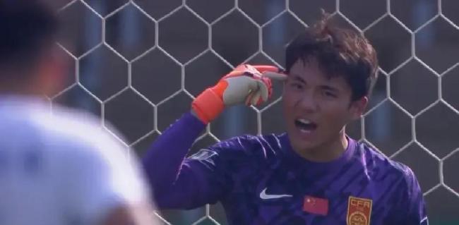 李昊门神！极限飞身扑出越南极具威胁射门，依旧延续封神状态 点球大战再显神威