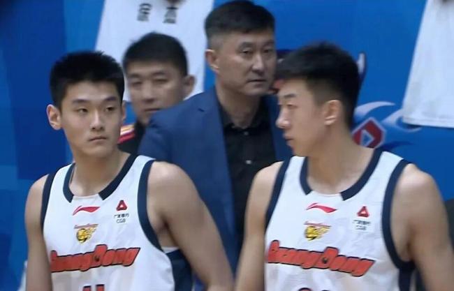 胡明轩26 4 4！广东男篮客场大胜四川