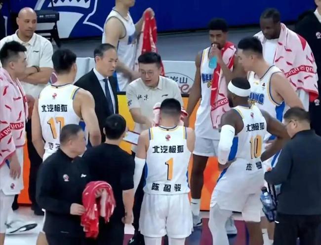 你可是北京顶薪球员！范子铭4中0得0分3犯 多次在场隐身遭球迷热议